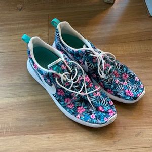 nike floral roshe